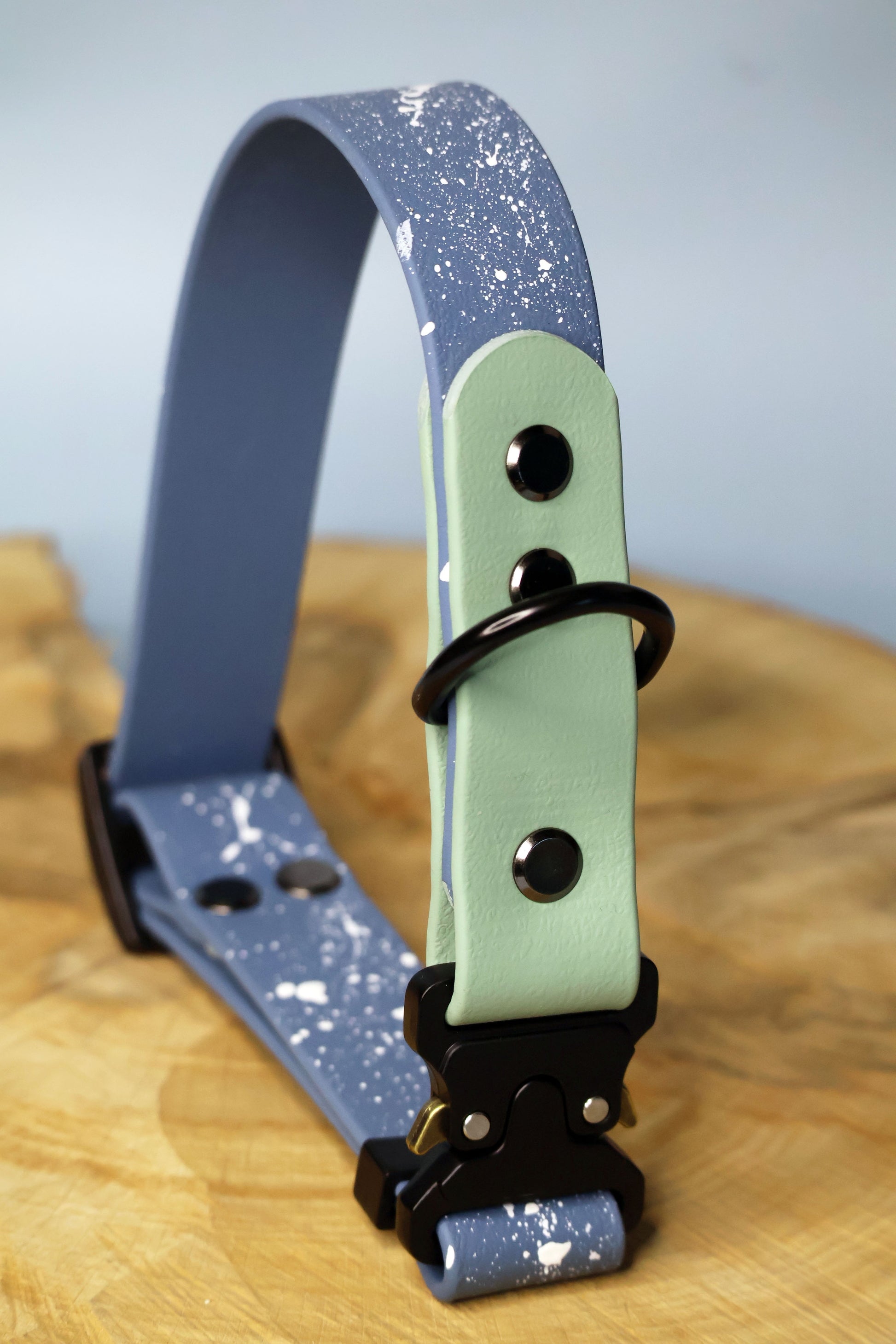 Produs personalizat pentru caini, facuta din biothane si cu picatele de vopsea