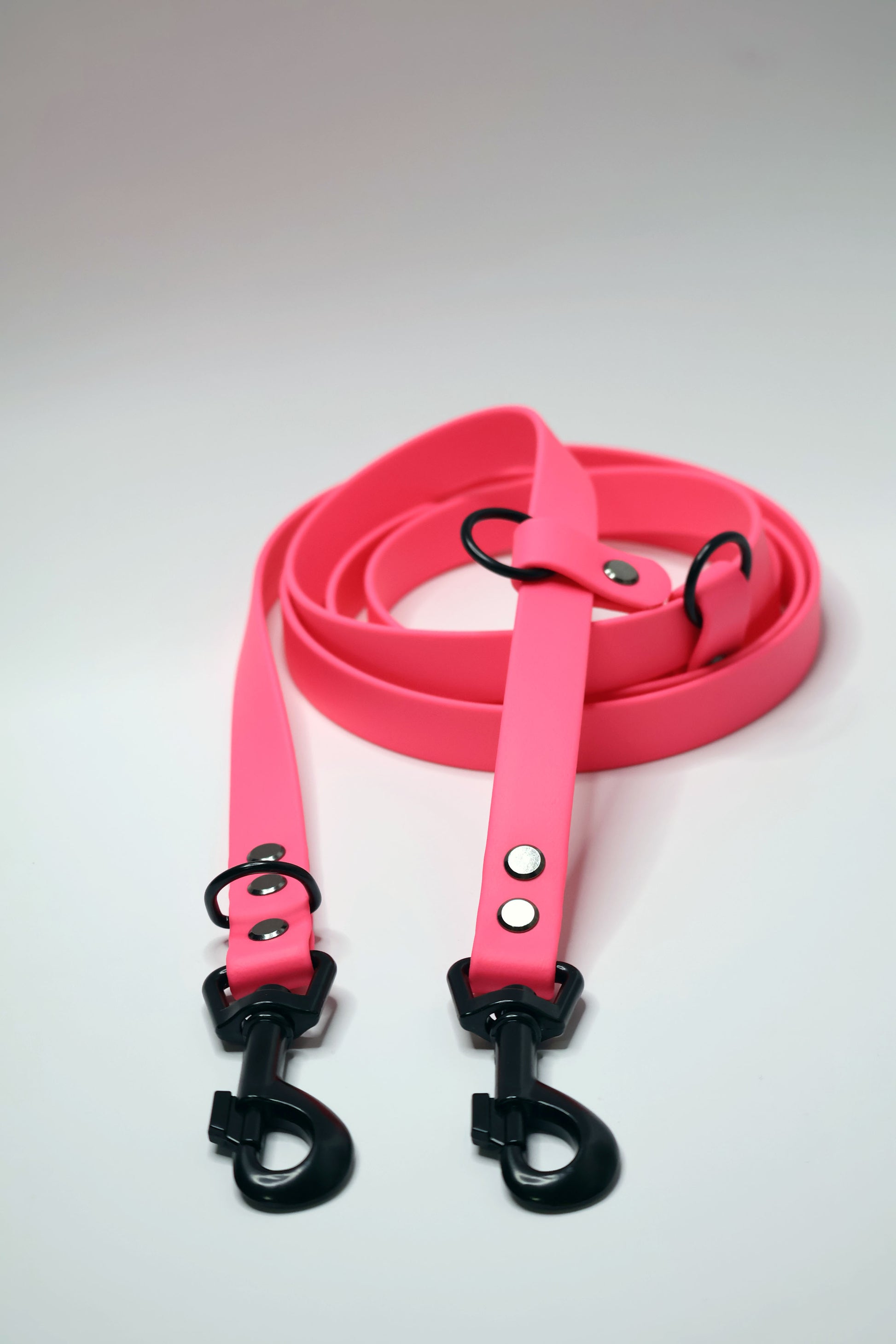 O lesa din material rezistent la murdarie, ce nu absoarbe mirosuri neplacute