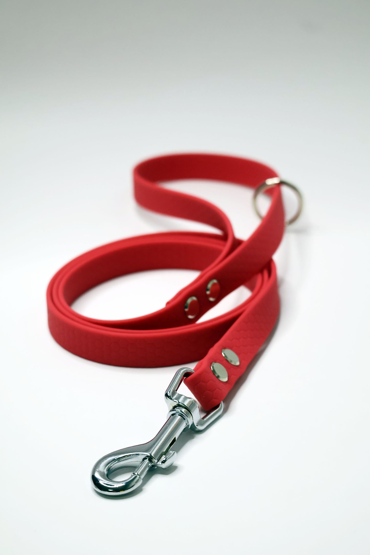 O lesa rosie pentru catei ce prefera natura. Se curata usor si este durabila.