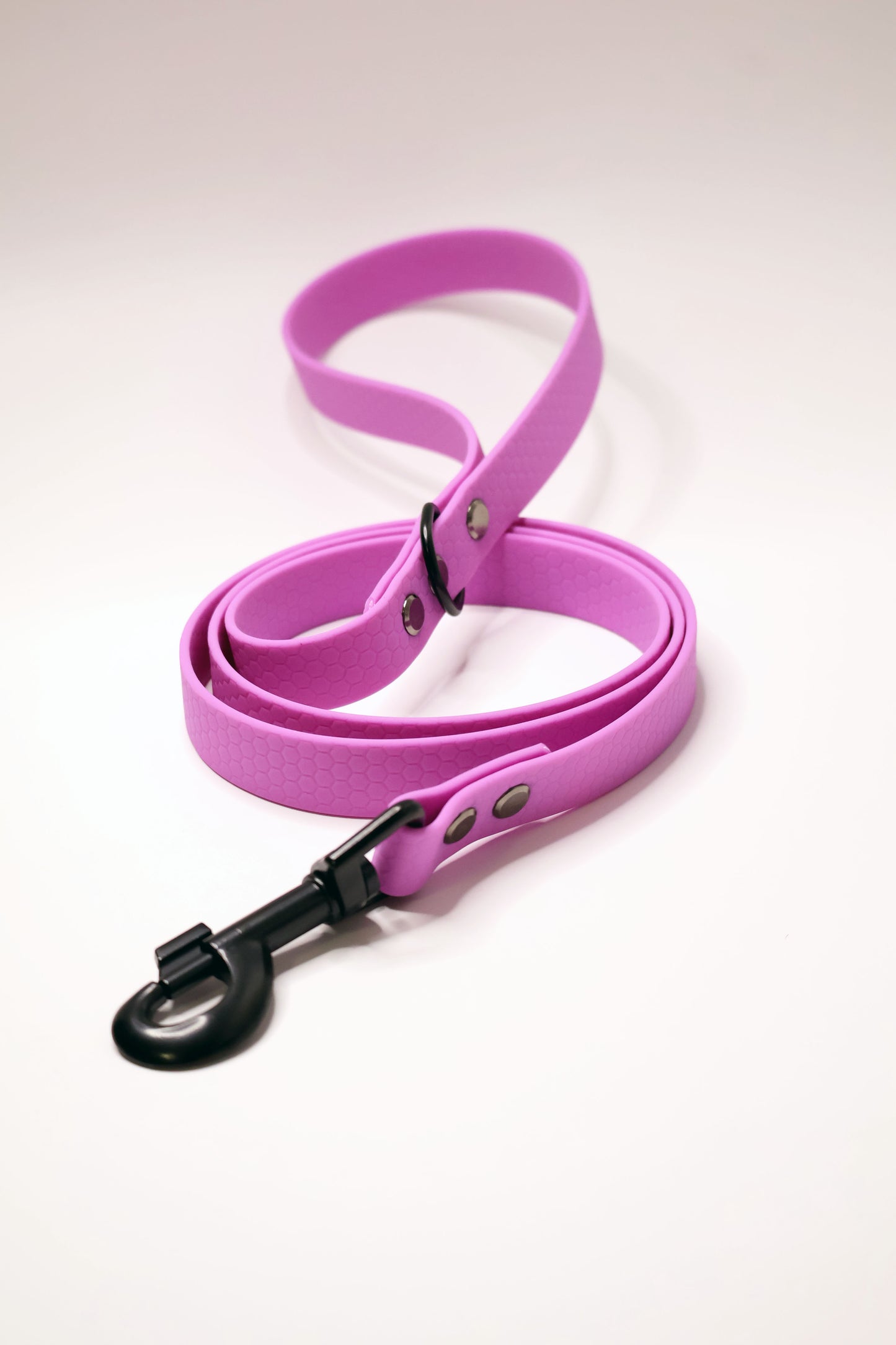 Lesa pentru caini facuta din hexa, un material ce seamana cu BioThane® si este rezistent la apa