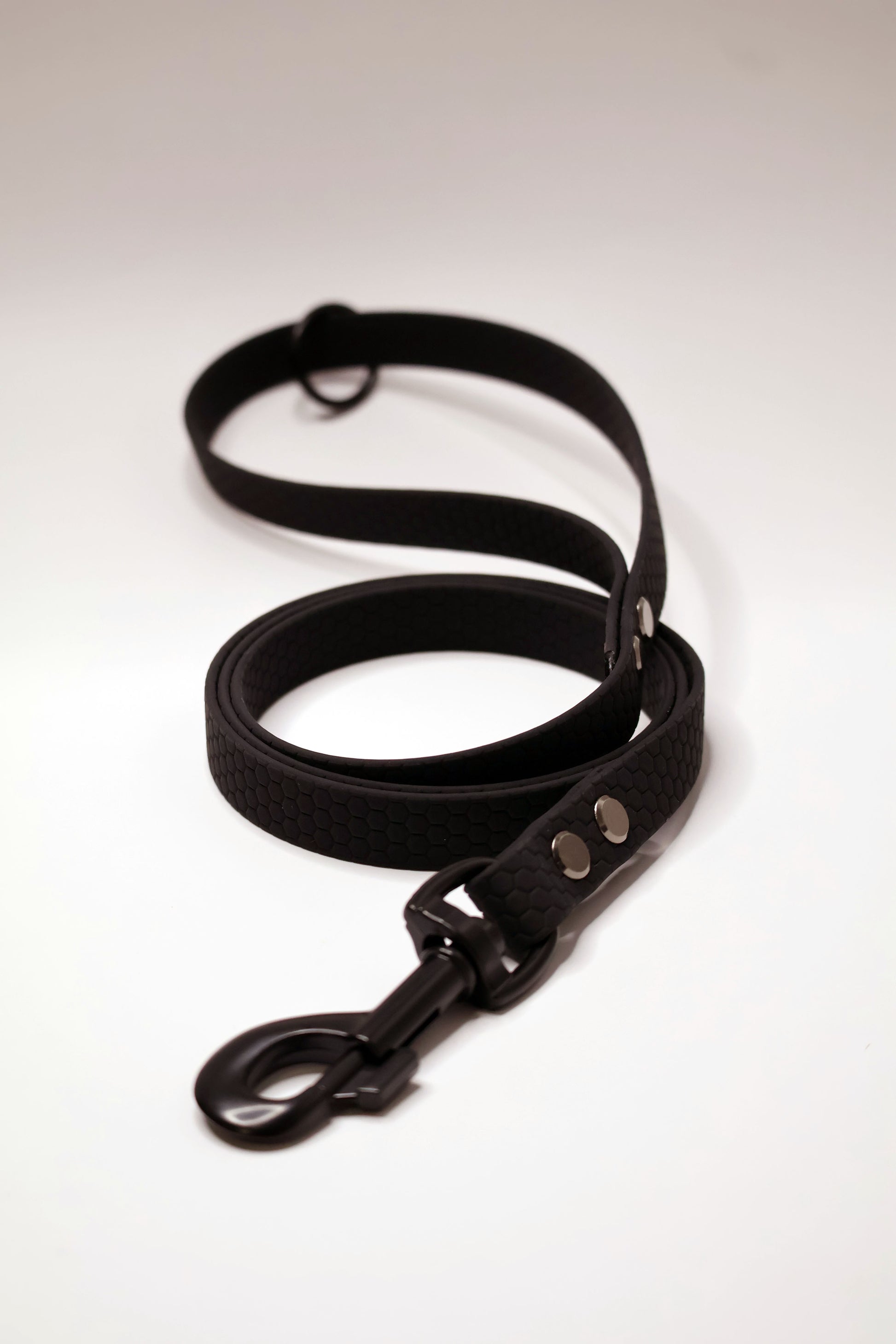 Lesa pentru caini, neagra din hexa. 1,2 metri, biothane, rezistenta la apa.