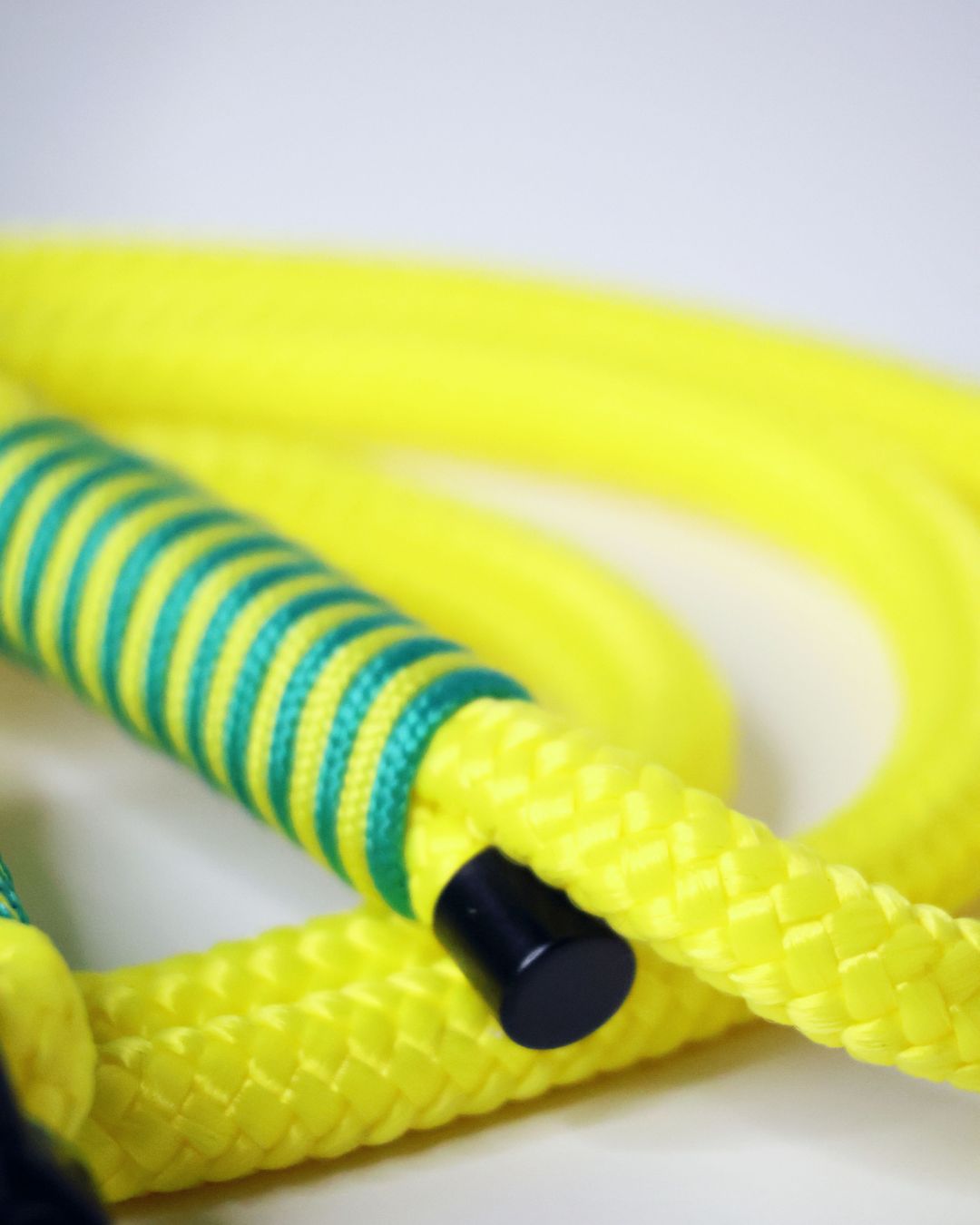 zoom pe o lesa pentru caini, foarte frumoasa, unde vedem finisajele ei. Este o lesa pentru caini de talie medie