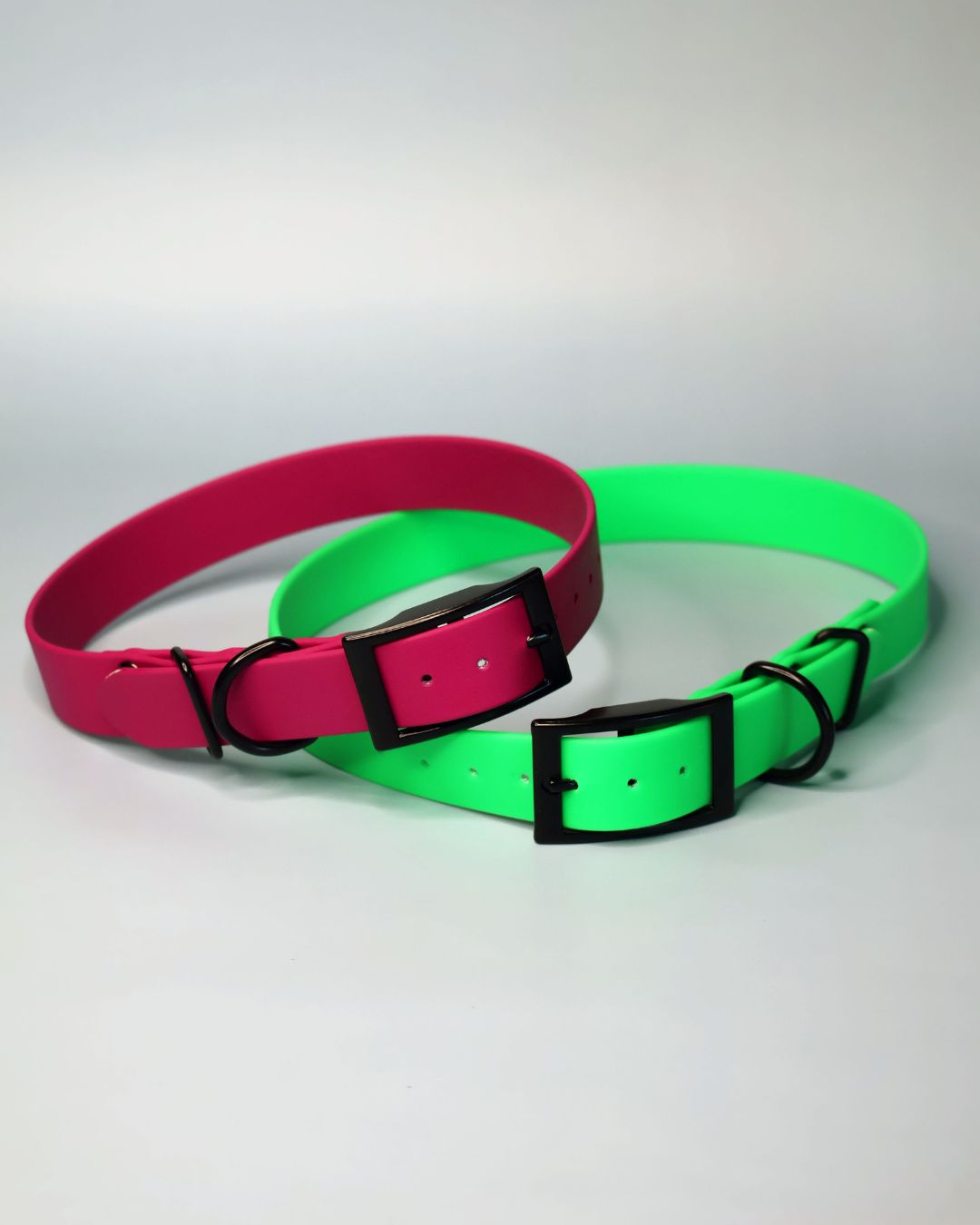 Doua zgarzi din material foarte placut si comod pentru caine