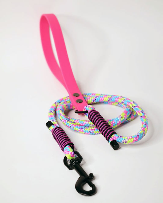 lesa rezistenta si multicolora pentru caini, din sfoara ppm si maner din biothane roz.