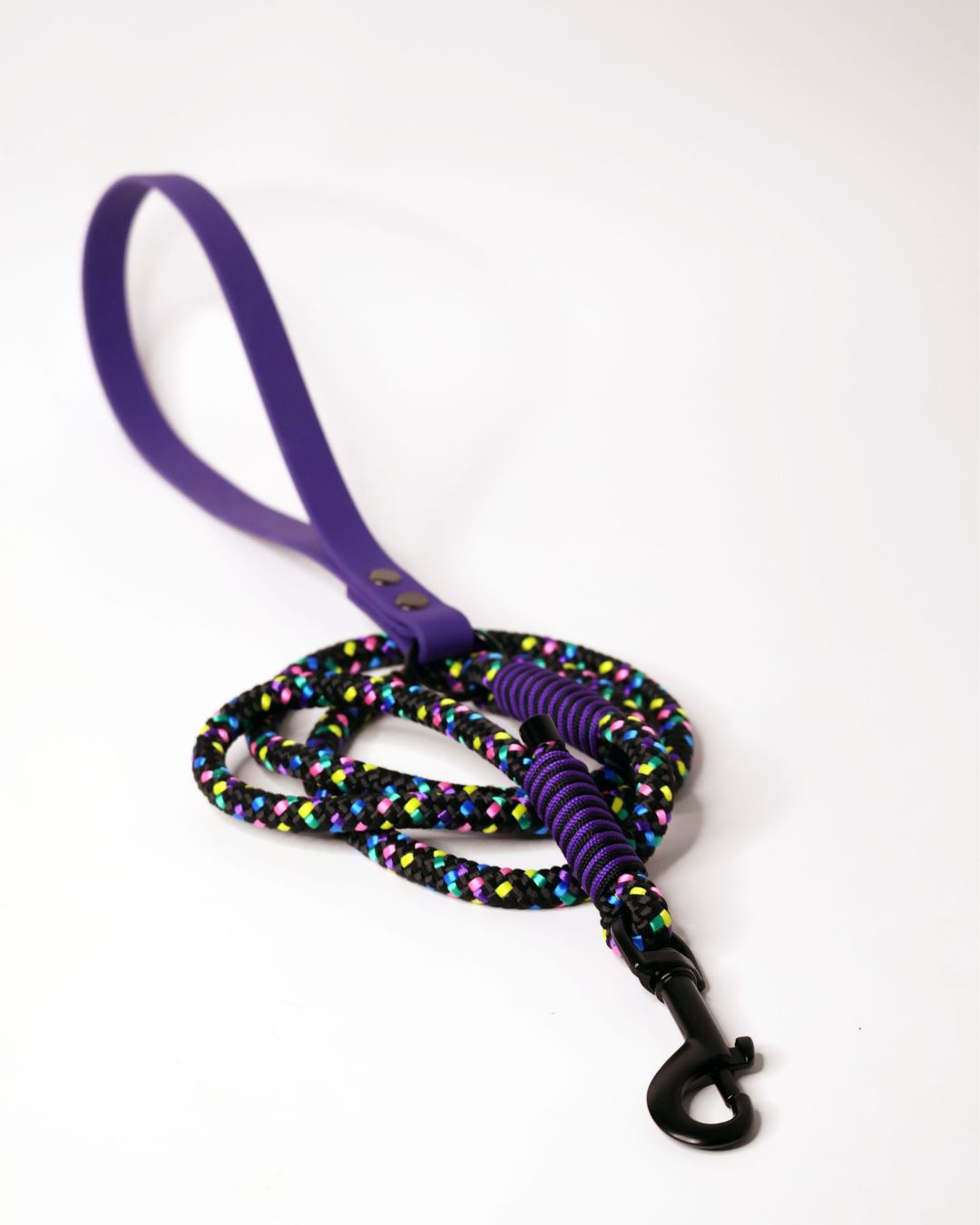 lesa din sfoara multicolora si maner mov