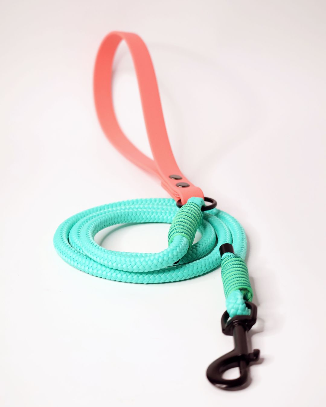 Lesa albastra turcoaz din sfoara cu maner din biothane coral. Este cea mai buna lesa pentru caini.