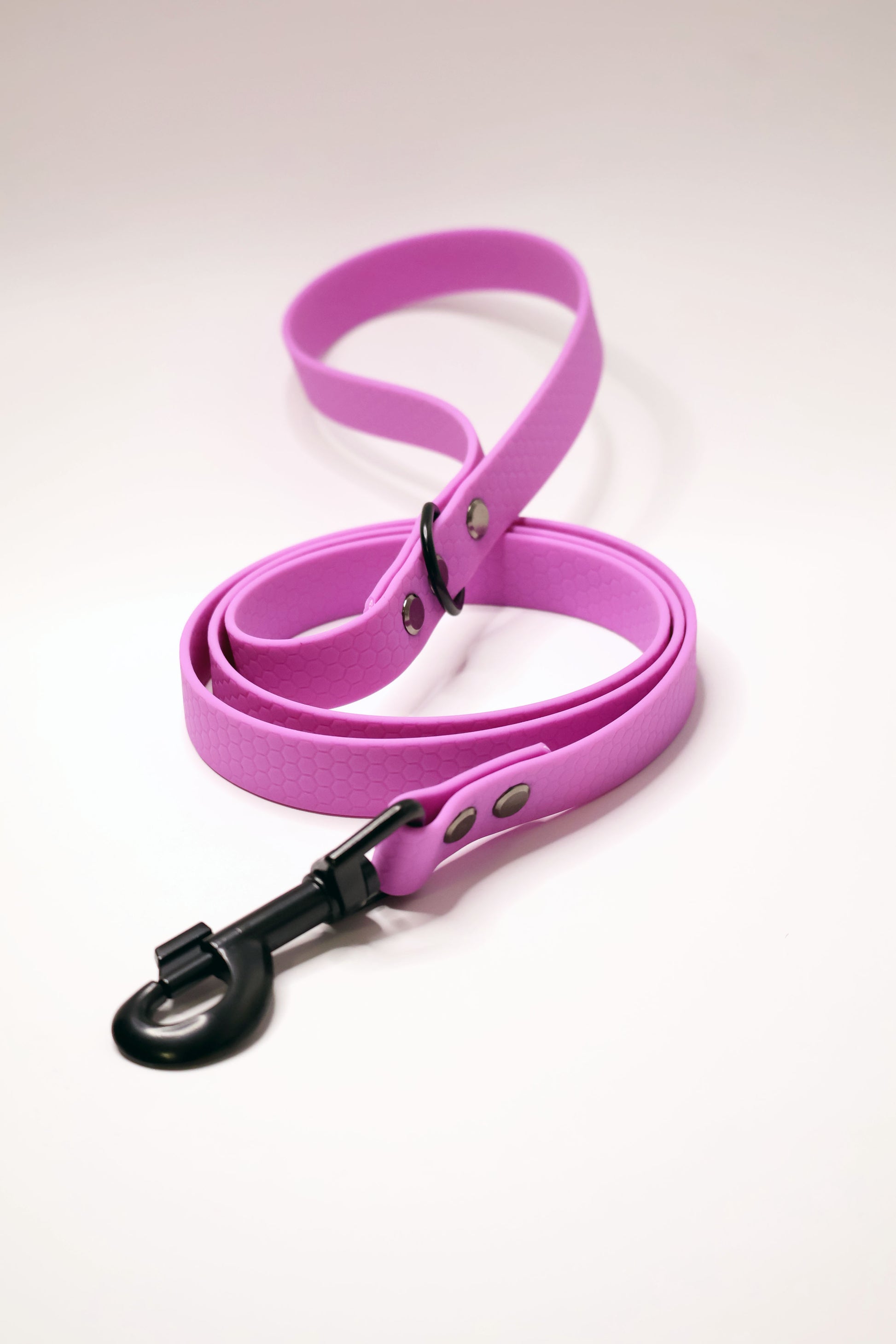 Lesa roz pentru caini, facuta din hexa, rezistenta la apa. Asemanatoare cu Biothane