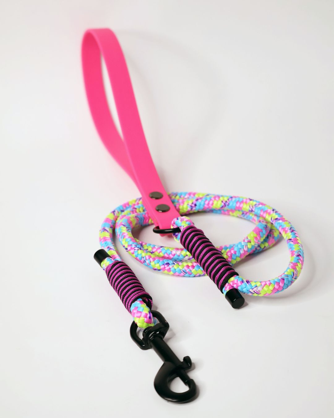 lesa rezistenta si multicolora pentru caini, din sfoara ppm si maner din biothane roz.