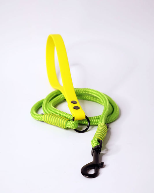 Lesa de 1.3 metri, din sfoara verde si maner din biothane galben cu accesorii metalice negre