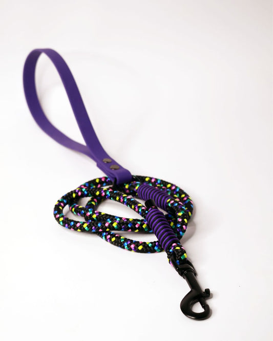 lesa din sfoara multicolora si maner mov